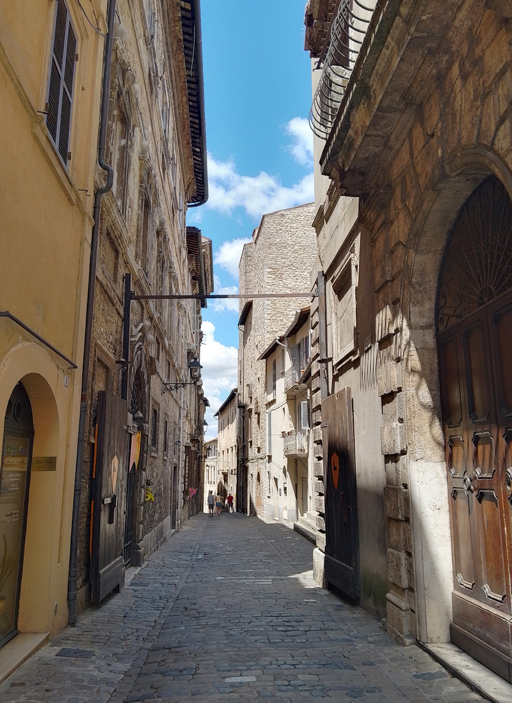 Mien en Peer op blote voeten in Narni